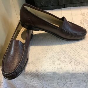 Nwot SAS Leather Loafers Size 9M, fit narrower in toe area